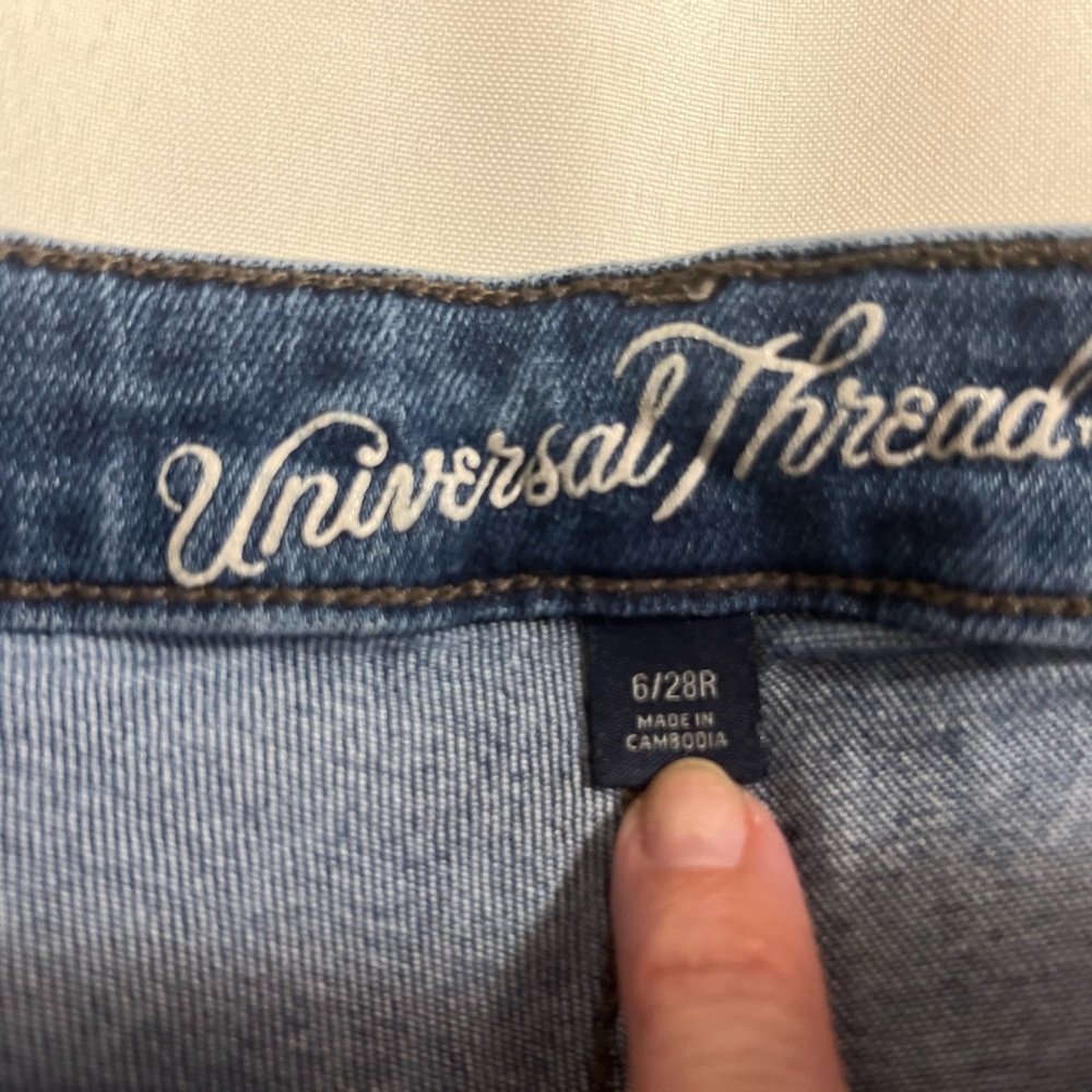 Universal Threads Jeans 6/28 R - Picture 3 of 4